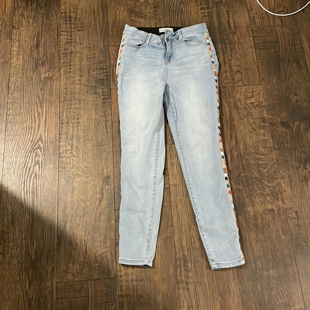 light wash skinny jeans with stitching on the sides